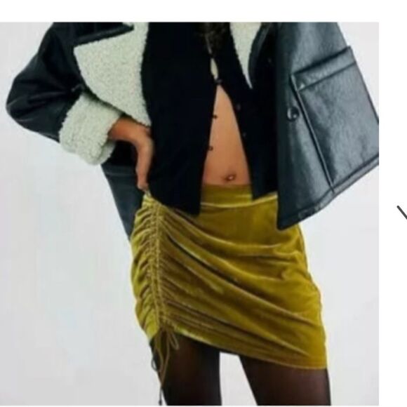NWT - FREE PEOPLE VIVIENNE VELVET MINI SKIRT IN OLIVE GREEN SIZE: 0 - Picture 2 of 10